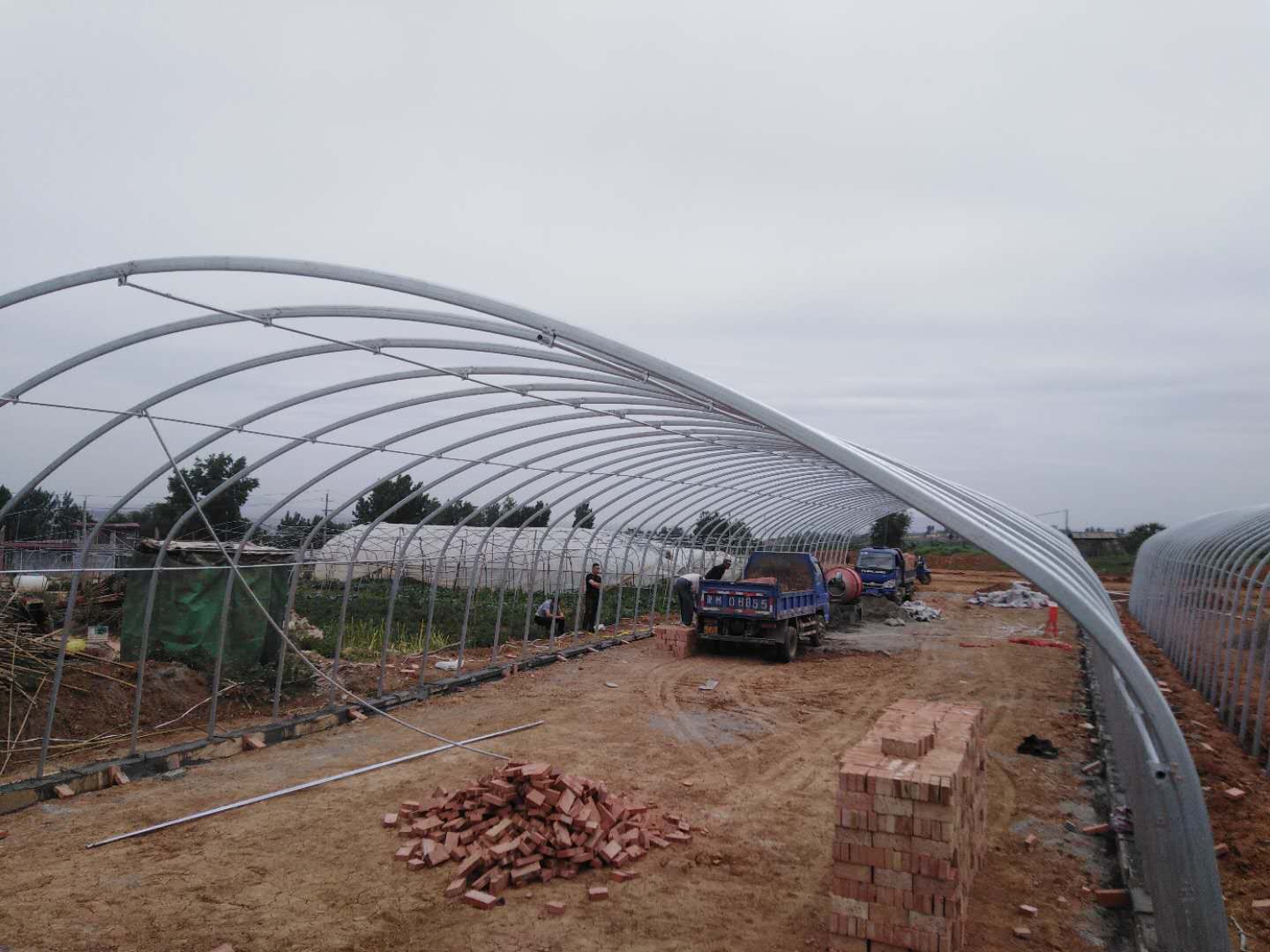 在温室大棚建造中常见的大棚骨架类型有哪些？
